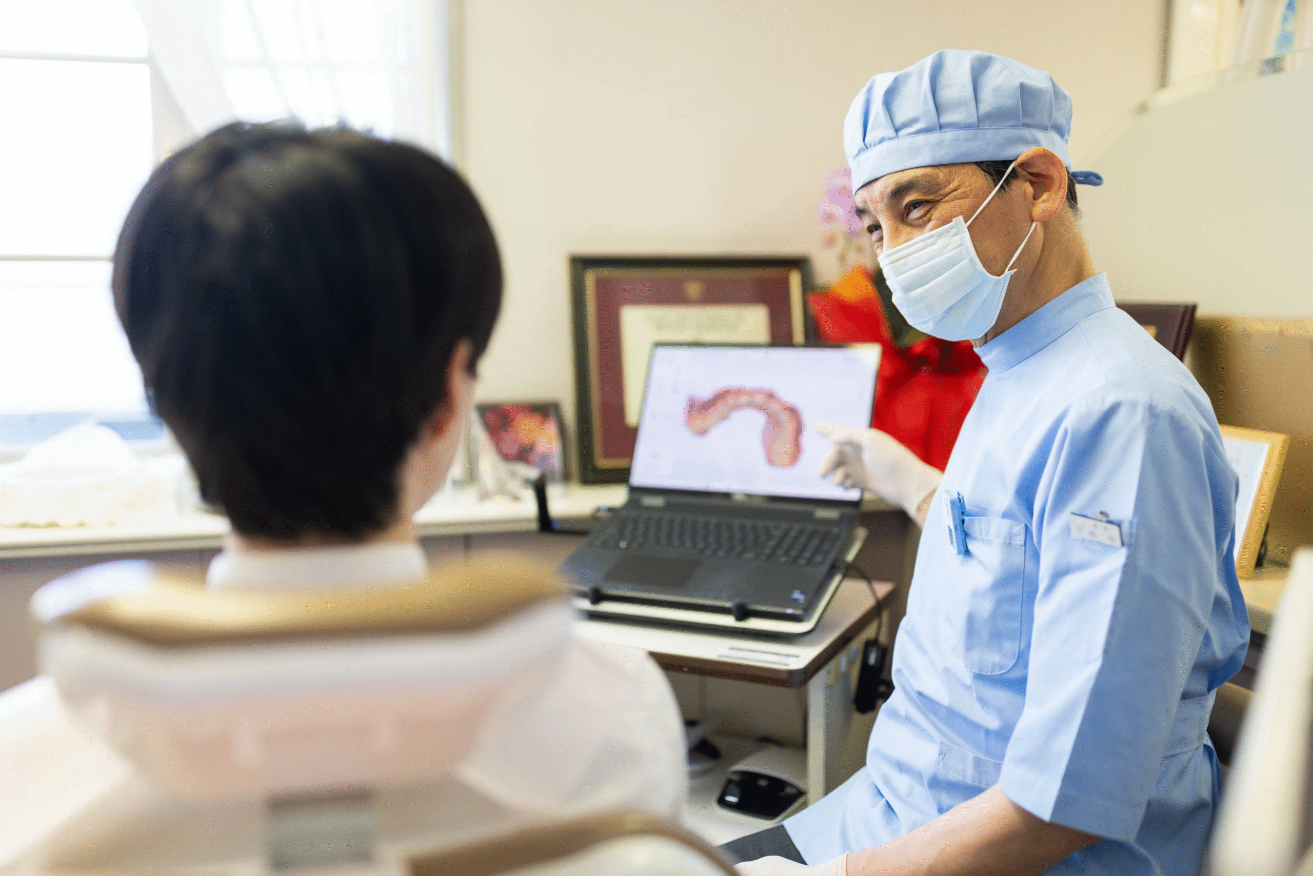 医師と話す患者