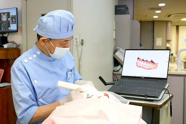 光学スキャンを受ける女性