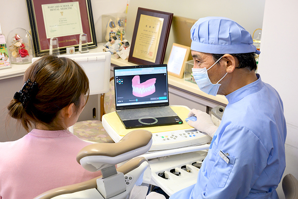 3Dシミュレーションの画面を見る女性