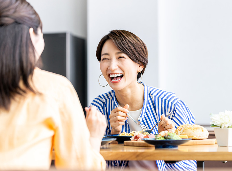 楽しそうに笑う女性