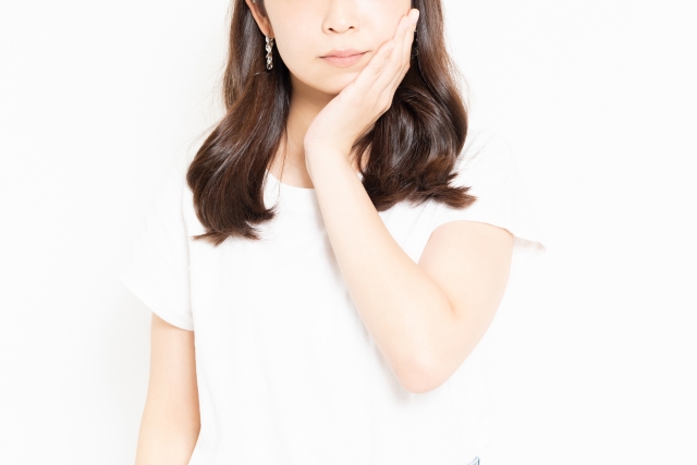 歯が痛い女性